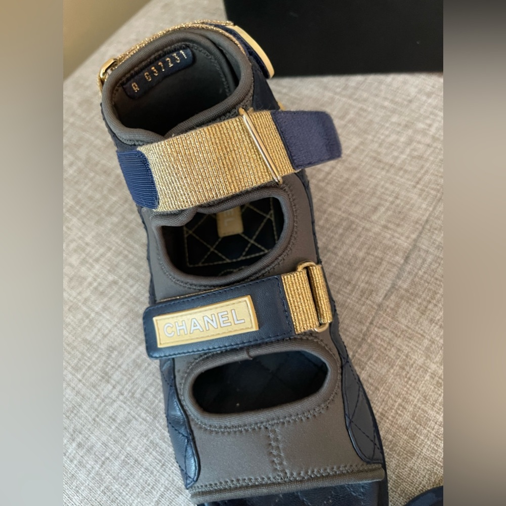 CHANEL 2021 Rubber Gladiator Sandals • Size 37.5 - Picture 13 of 16